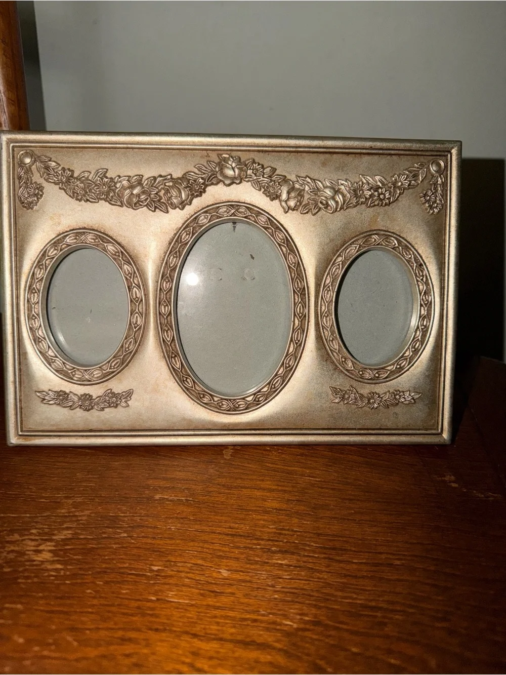 Ornate Triple Oval Picture Frame in Antique Gold